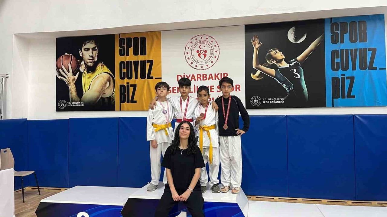 Çermikli sporcular Diyarbakır karate şampiyonasından madalyalarla döndü