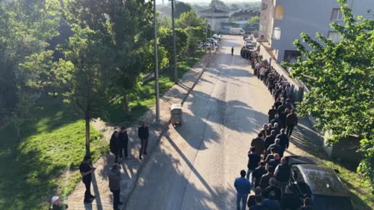 Cerrah Mahallesi'nde 60 Yıllık Bayramlaşma Geleneği Sürüyor: Tek Sırada 1 Kilometrelik Kuyruk