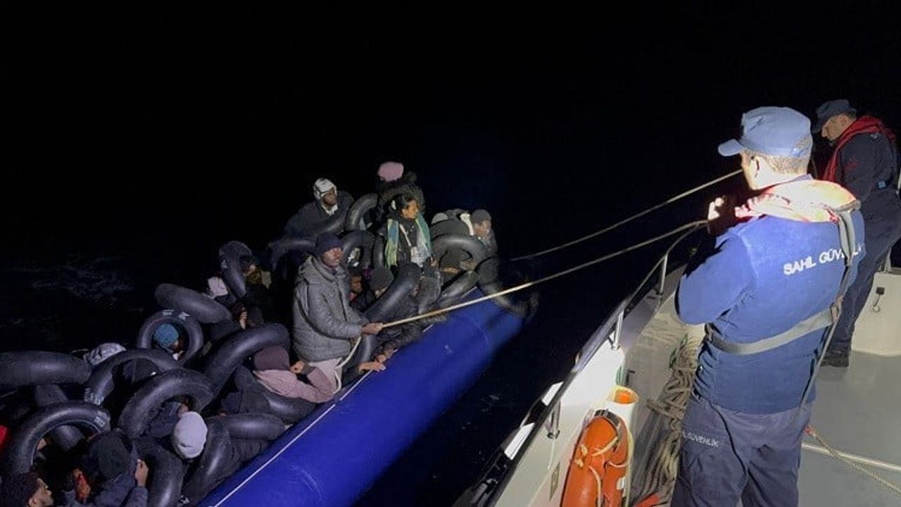 Çeşme açıklarında lastik bot durduruldu: 35 düzensiz göçmen yakalandı