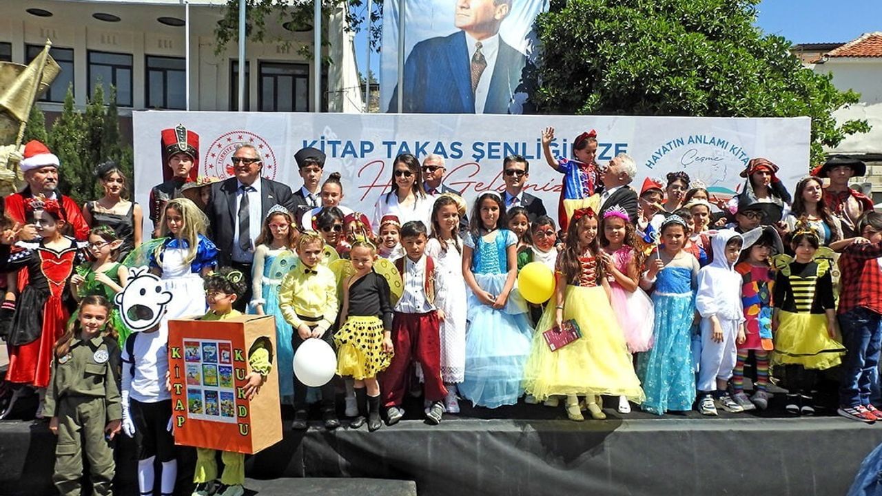 Çeşme'de 3. Kitap Takas Şenliği: Kostümlü Kortej ve Kitap Takası Yoğun İlgi Topladı