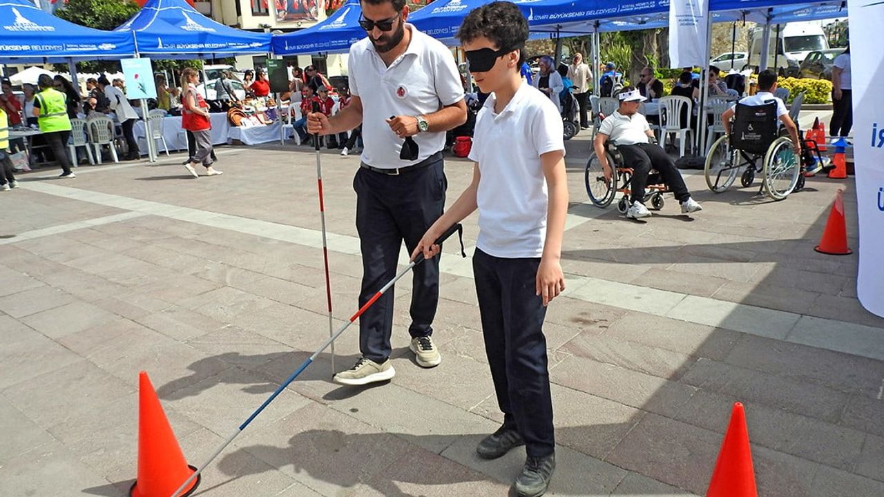Çeşme'de Engelliler Haftası: Sanat Atölyeleri ve 'Engelli Deneyim Standı' ile Farkındalık