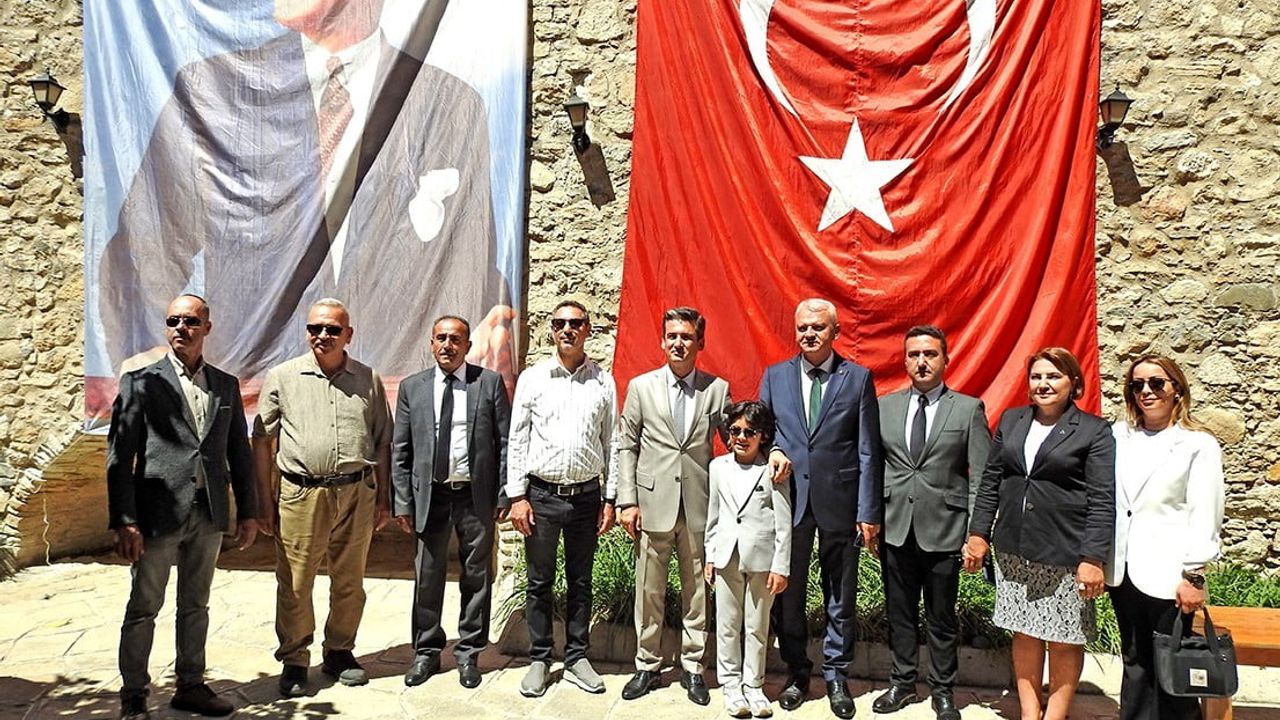 Çeşme Kalesi'nde Kurban Bayramı bayramlaşma töreni — Kaymakam Mehmet Maraşlı vatandaşlarla buluştu