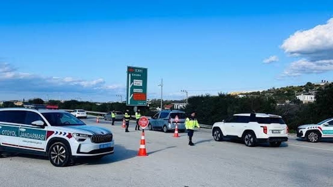 Çeşme Otoyolu'nda Göçmen Kaçakçılığı Operasyonu: 3 Organizatör Tutuklandı, 12 Düzensiz Göçmen Yakalandı