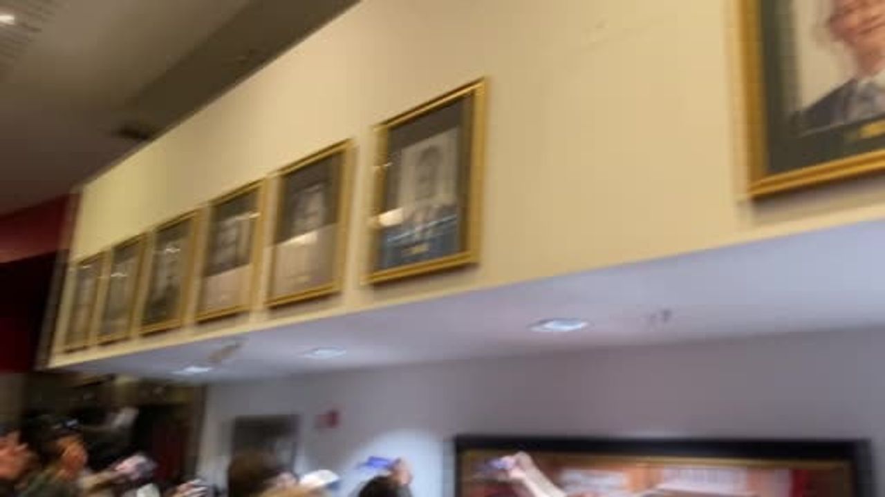 CHP Genel Merkezi'nde Kılıçdaroğlu'nun Fotoğrafı İndirildi ve Çiğnendi
