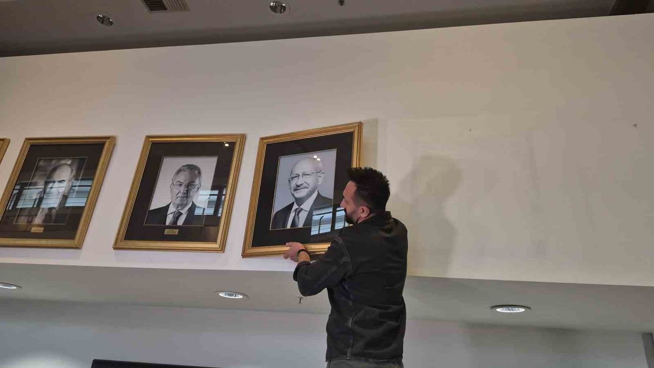 CHP Genel Merkezi'nde Kılıçdaroğlu'nun Fotoğrafı Yeniden Asıldı, Makam Kapısına İsimlik Takıldı