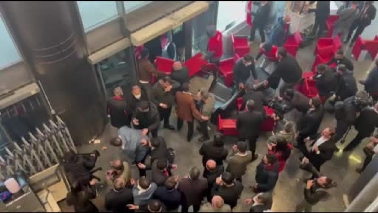 CHP Genel Merkezi'nde müdahale başladı: İddiaya göre polise yangın tüpüyle müdahale