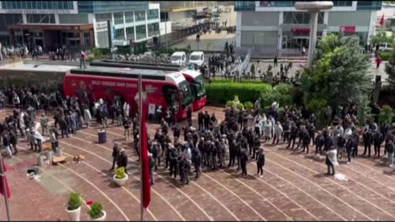 CHP Genel Merkezi'nde müdahale başladı: Kararı tanımayan üyelerle emniyet arasında gelişme