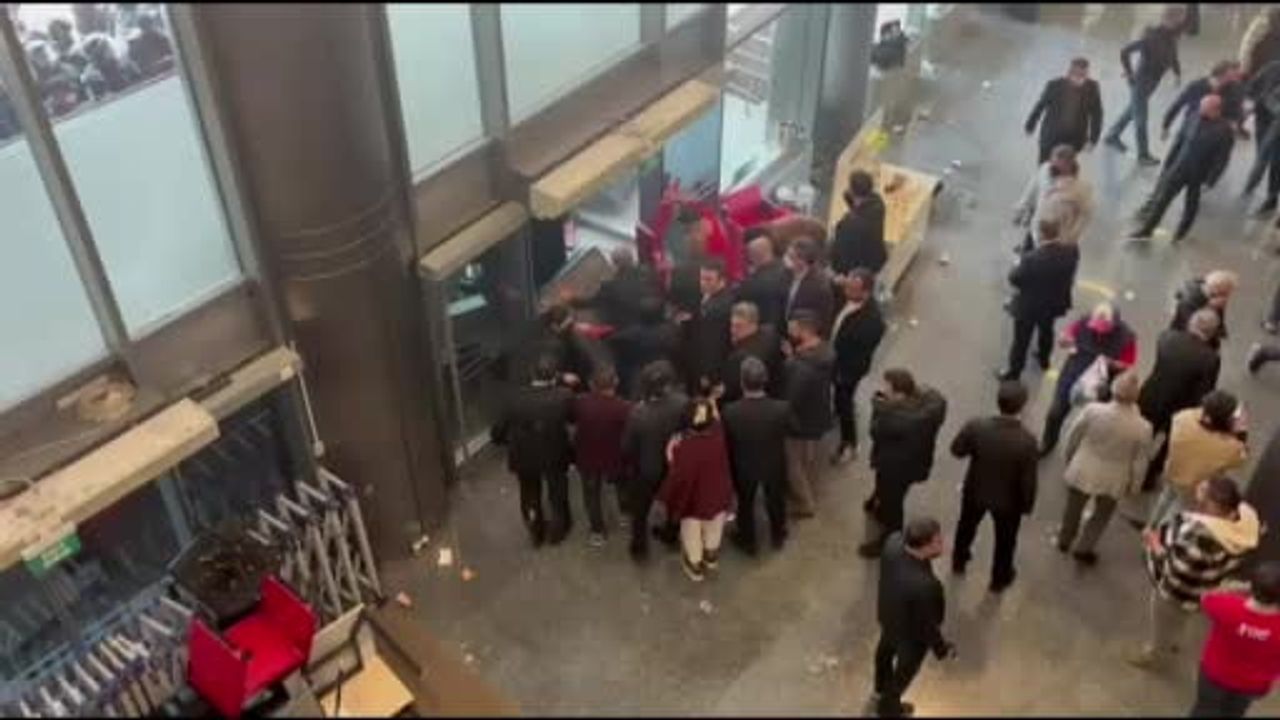 CHP Genel Merkezi'nde müdahale başladı: Kararı tanımayan üyelerle emniyet güçleri karşı karşıya