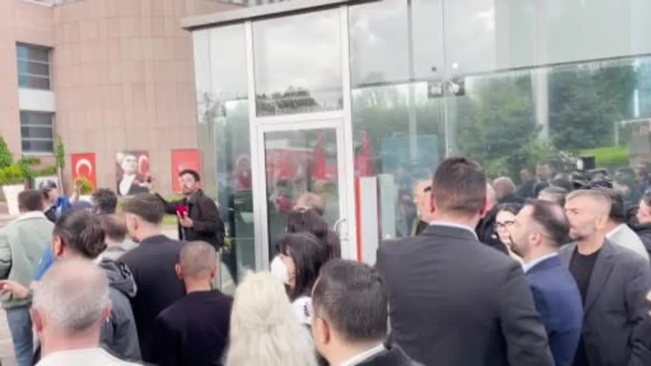 CHP Genel Merkezi'nde Özel'in Pankartı İndirildi