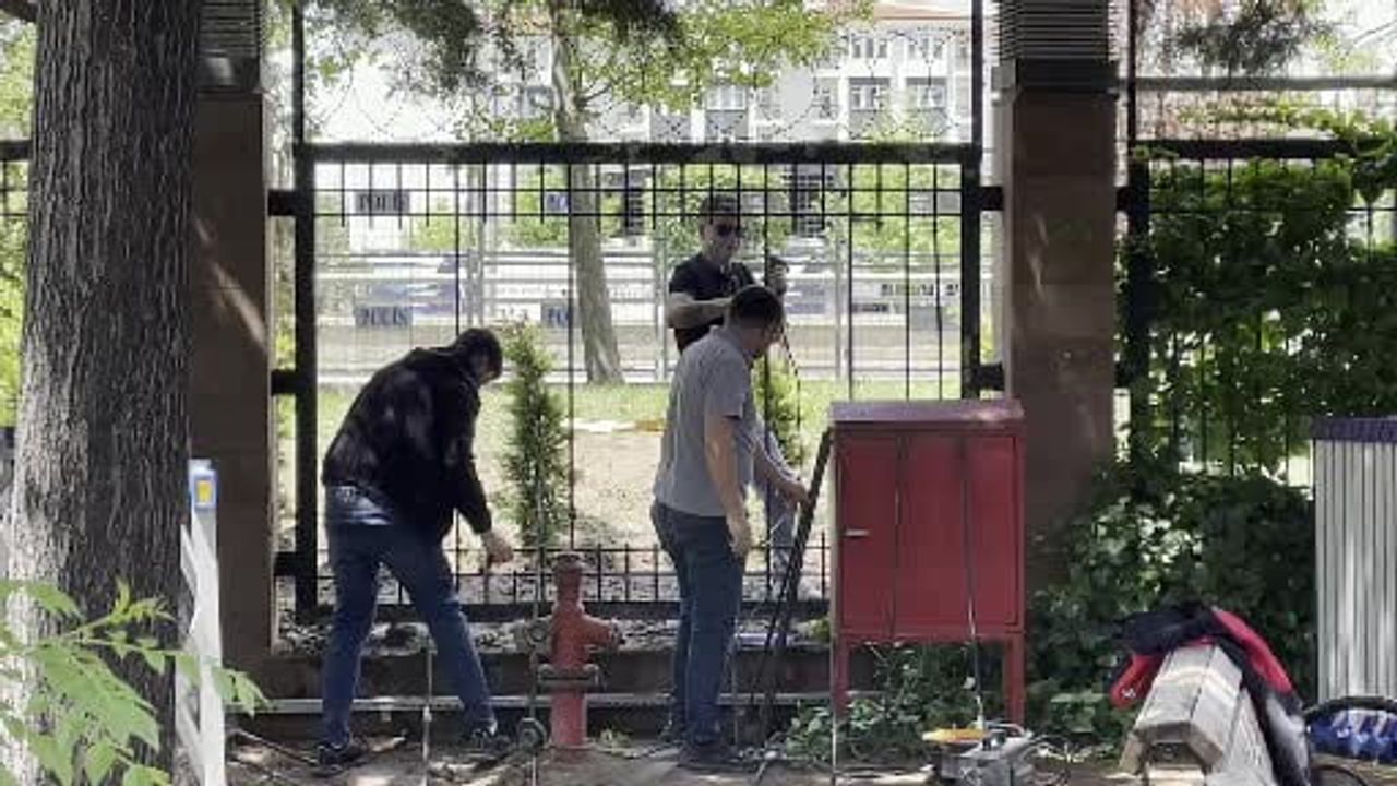 CHP Genel Merkezi'ndeki Kesilen Parmaklıklara Kaynak Yapıldı