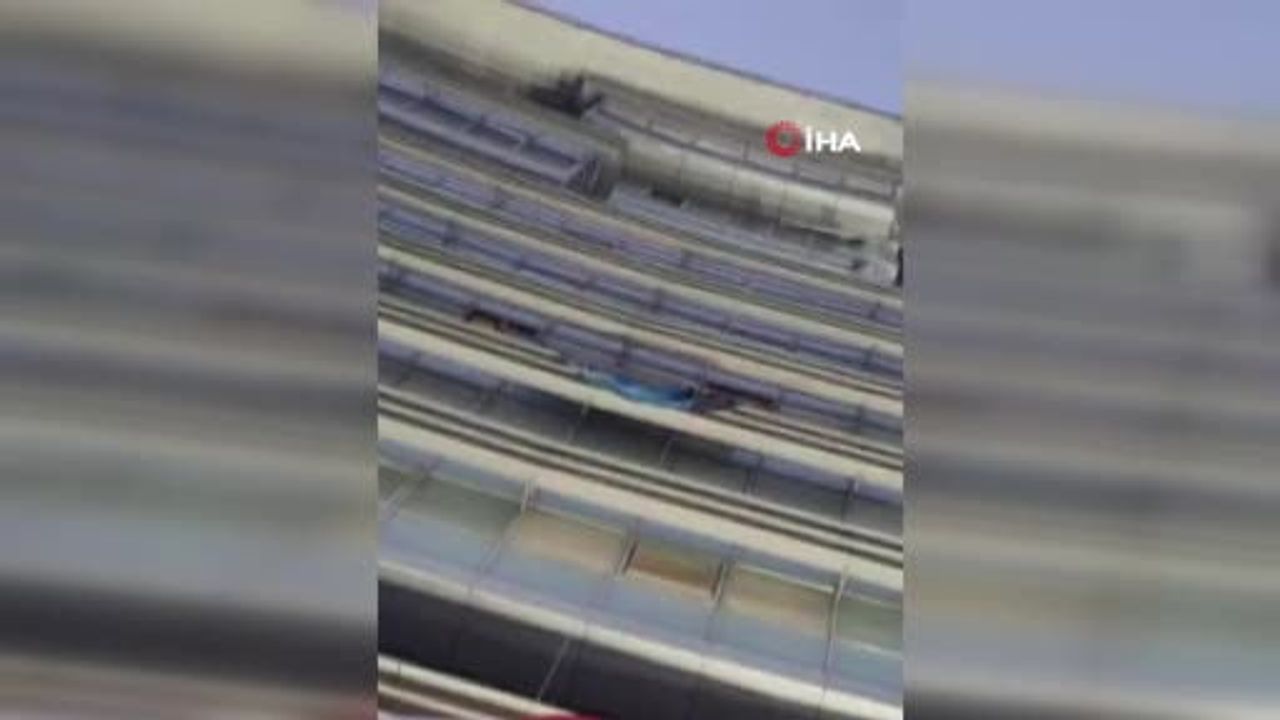 CHP Genel Merkezi'ne Özgür Özel'in Pankartı Asıldı