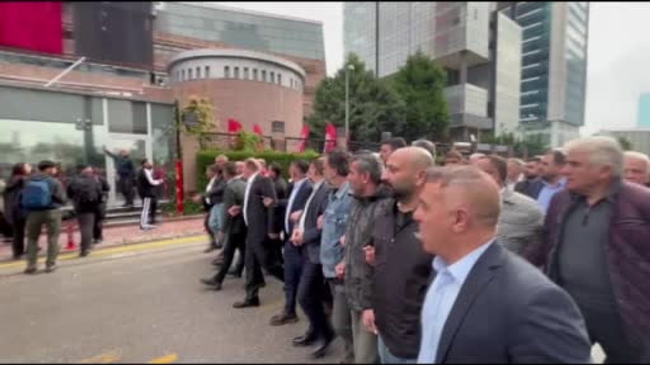 CHP Genel Merkezi Önünde Tahliye Gerginliği: Kılıçdaroğlu ve Özel Destekçileri Arasında Gerilim