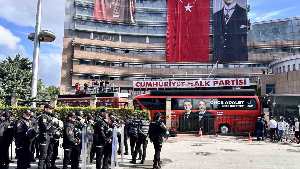CHP Genel Merkezi Önünde Tartışma: Mahkeme Kararı Sonrası Güvenlik Önlemleri Artırıldı