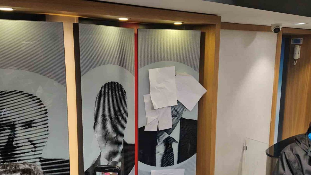 CHP İstanbul İl Başkanlığı önünde 'mutlak butlan' kararına tepki