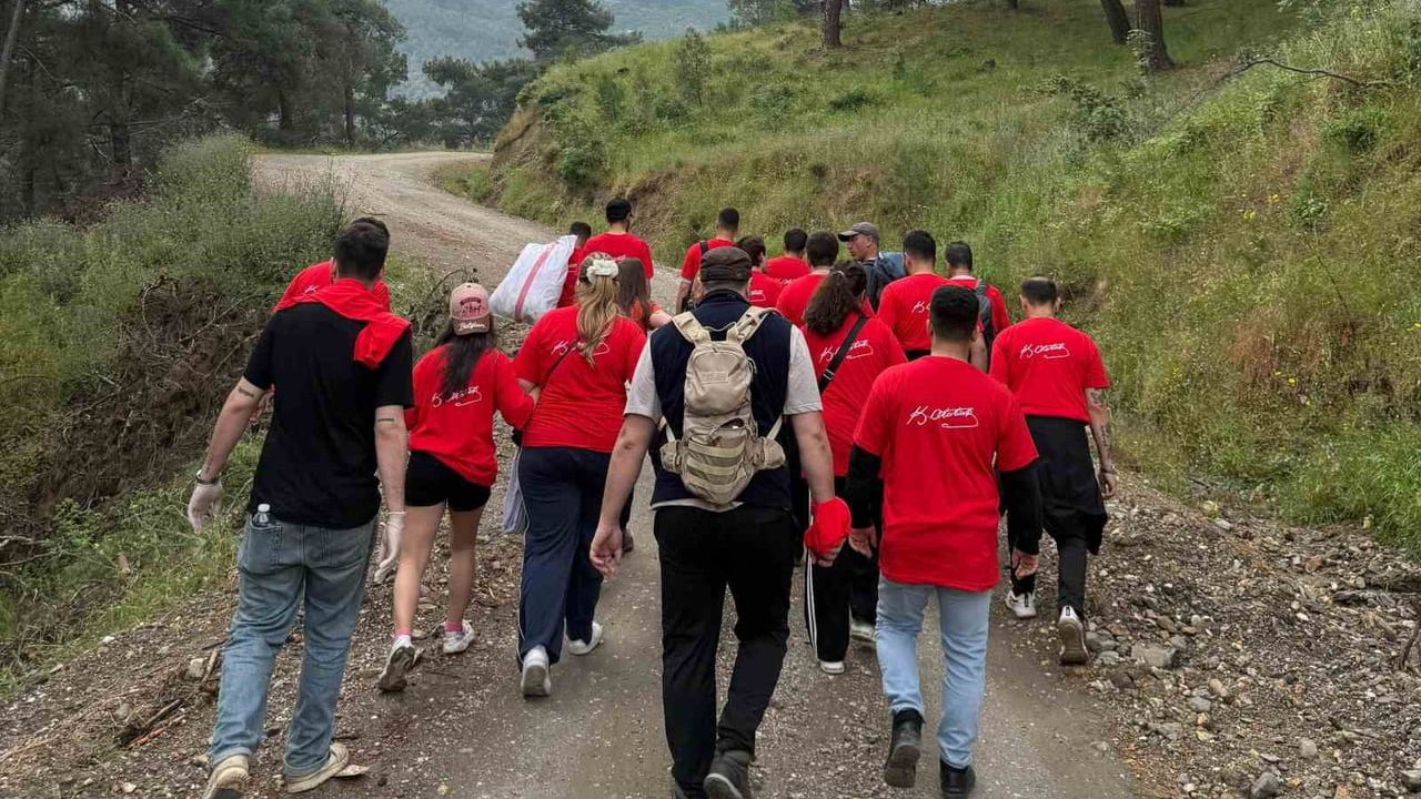 CHP Manisa Gençlik Kolları'nın 19 Mayıs etkinliği: Yaklaşık 40 çuval atık toplandı