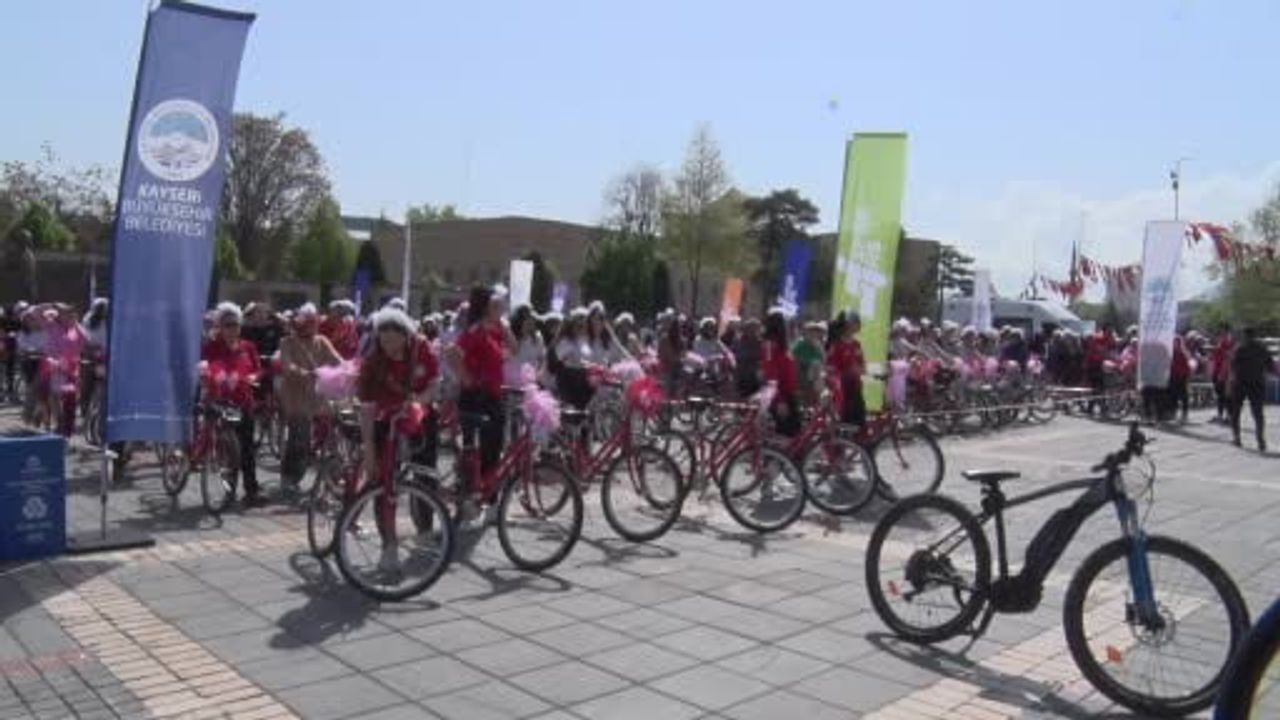 Çiçek Anneler Bisiklet Turu'nda 350'yi aşkın anne Cumhuriyet Meydanı'ndan pedal çevirdi