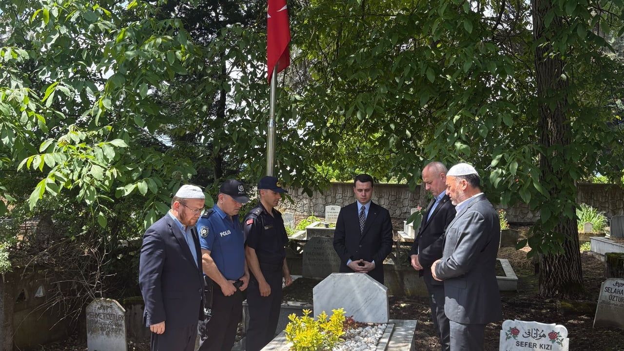 Çilimli'de Kurban Bayramı'nda şehitler kabirleri başında anıldı