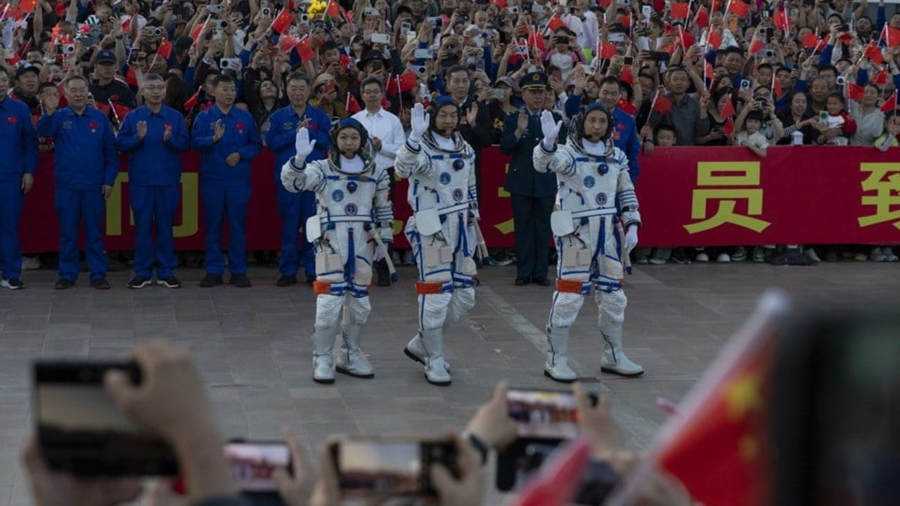 Çin, Shenzhou-23 ile Tiangong'a üç astronot gönderdi; biri ilk kez 1 yıl görev yapacak