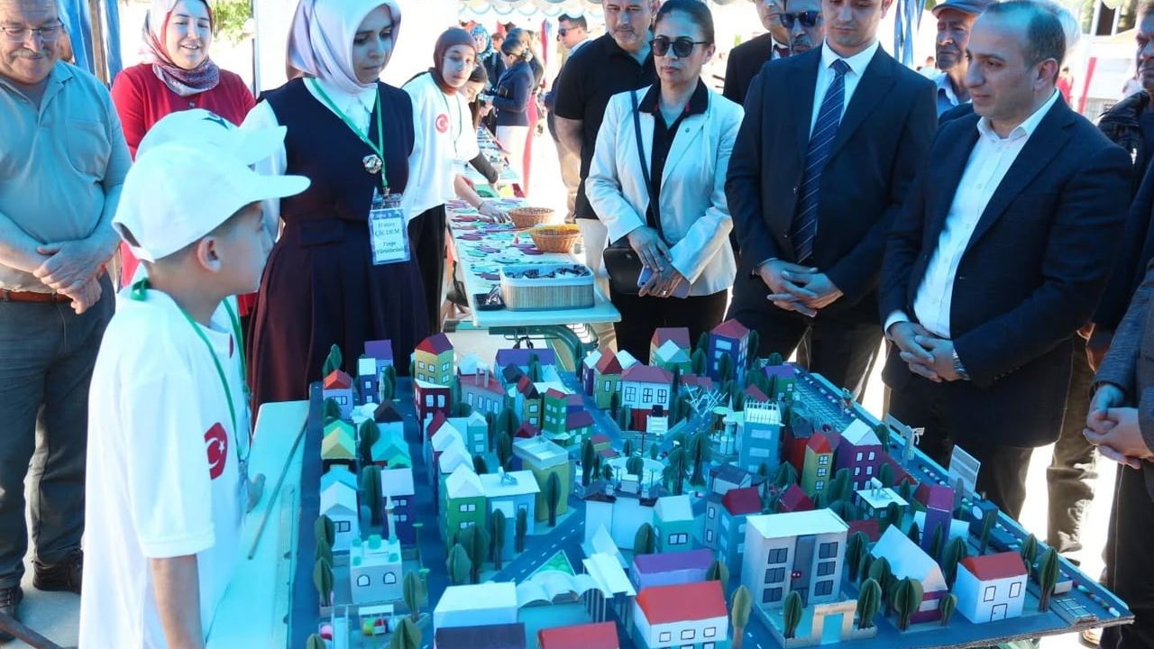 Çine İmam Hatip Ortaokulu'nda bilim fuarı: Öğrencilerin projeleri ziyaretçilerle buluştu