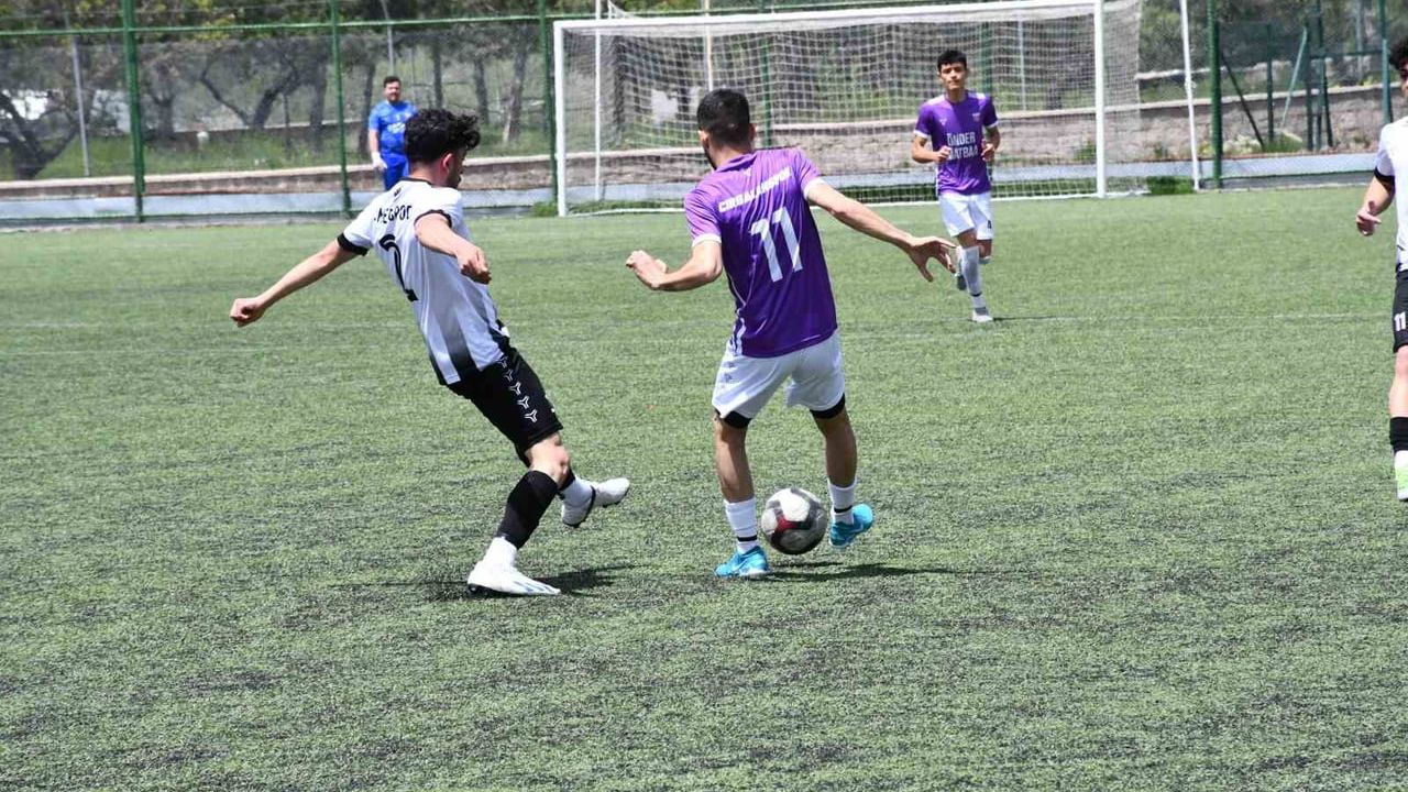 Cırgalanspor, Sümerspor'u 6-1 Yenerek Liderliğini Pekiştirdi