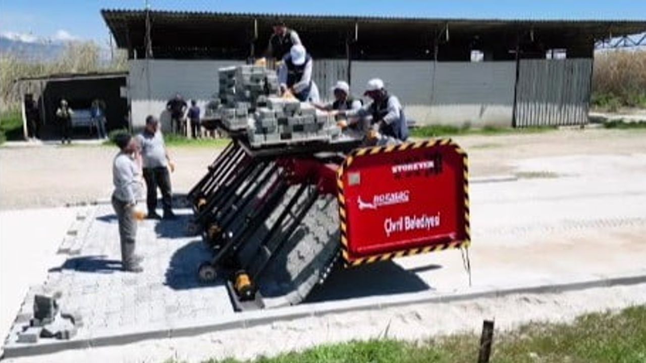 Çivril Belediyesi envanterine parke taşı serme makinesi ekledi