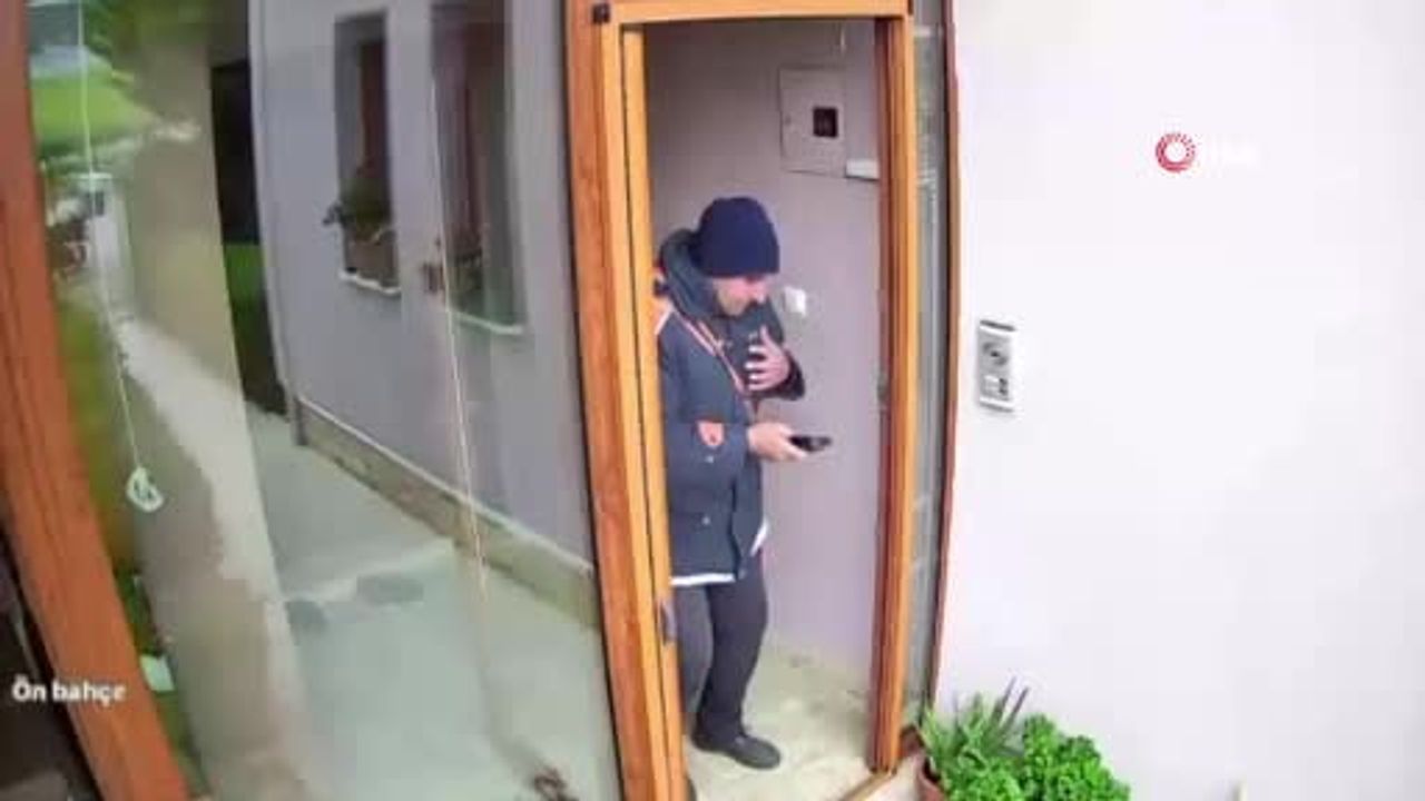 Çivril’de motosiklet ile hafif ticari aracın çarpışması: Kuryenin son teslimat anları güvenlik kamerasında