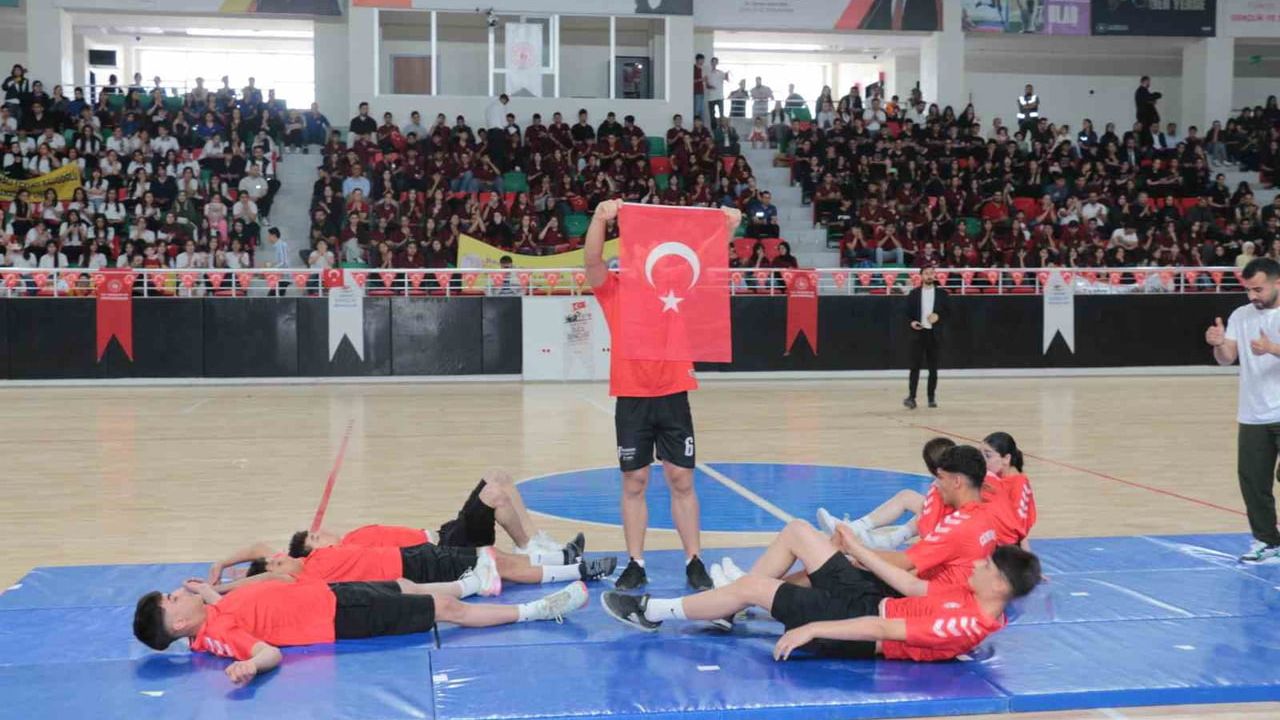 Cizre'de 19 Mayıs Atatürk'ü Anma Gençlik ve Spor Bayramı'nın 107. yılı törenle kutlandı