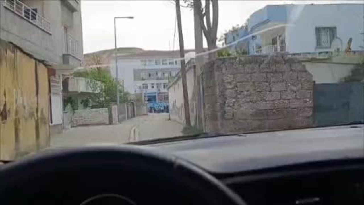 Cizre'de 2. sınıf öğrencisi Emre Özer, İstiklal Marşı okunurken saygı duruşunda bulundu