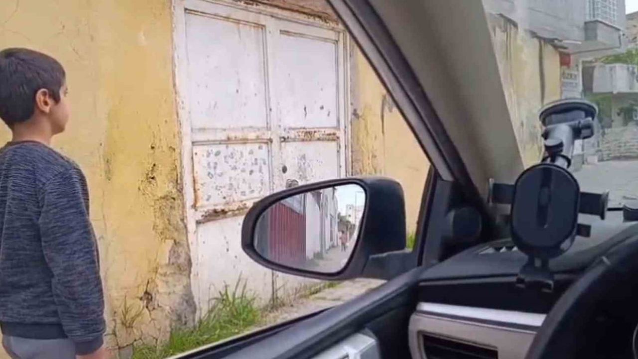 Cizre'de 2. sınıf öğrencisi Emre Özer, İstiklal Marşı sırasında saygı duruşunda bulundu