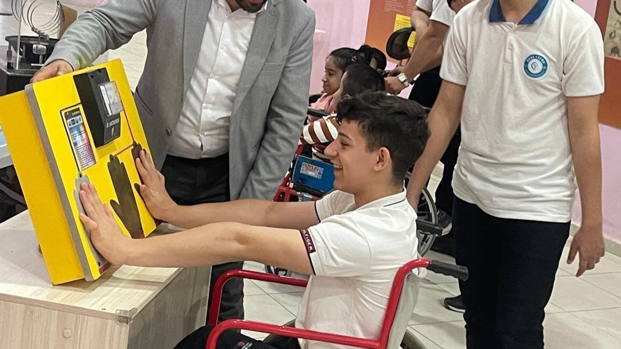 Cizre’de evde eğitim gören özel öğrenciler bilim, sanat ve teknolojiyle sosyal yaşama dahil edildi