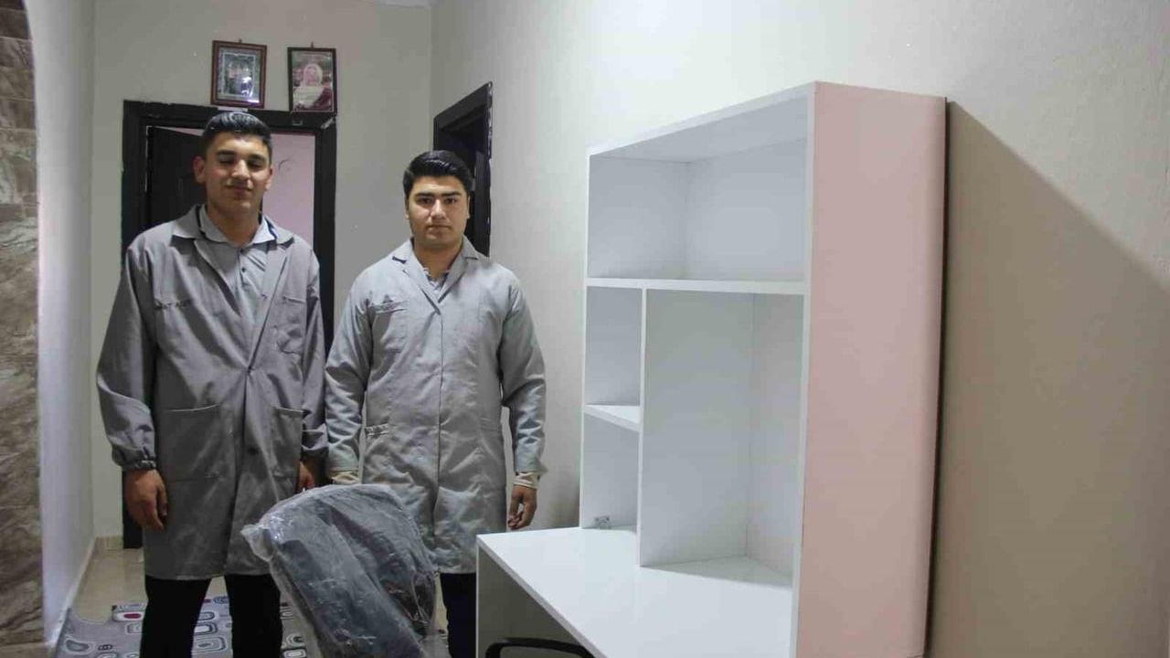 Cizre Meslek Lisesi Öğrencileri 'Ben Her Yerde Varım' Projesi Kapsamında Arkadaşlarına Çalışma Masası Üretti ve Teslim Etti