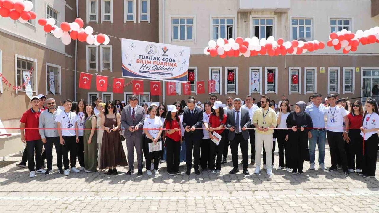 Cizre Yunus Emre Anadolu Lisesi'nde Bilim Fuarı: Öğrenciler Projilerini Sergiledi