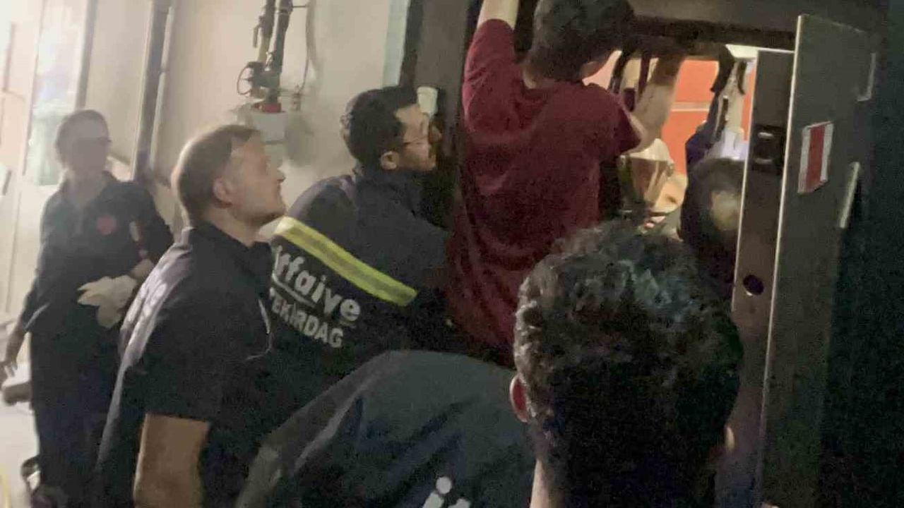 Çorlu'da asansöre sıkışan gencin kolu itfaiye tarafından kurtarıldı