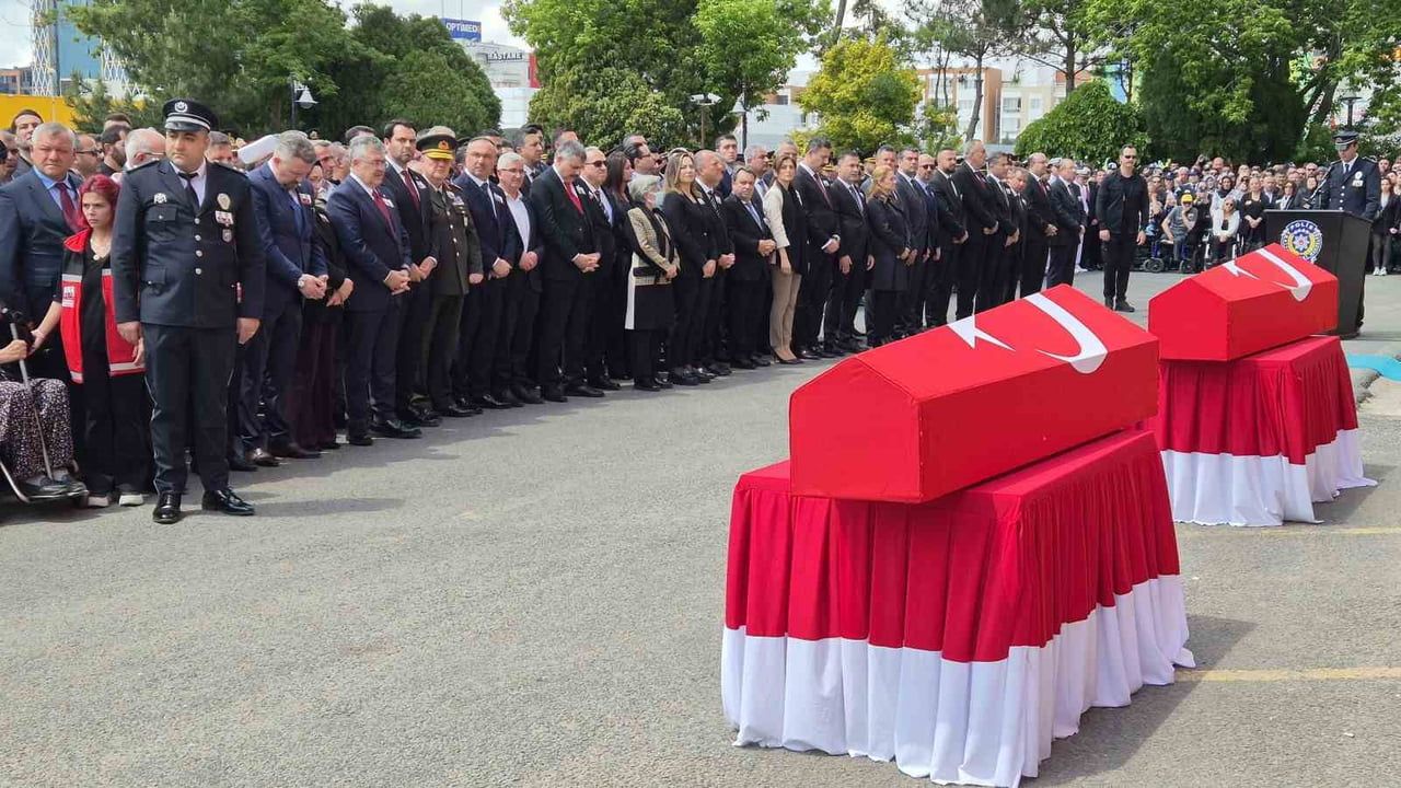 Çorlu'da şehit olan polis memurları Erkan Tütüncüler ve Emrah Koç için resmi tören düzenlendi