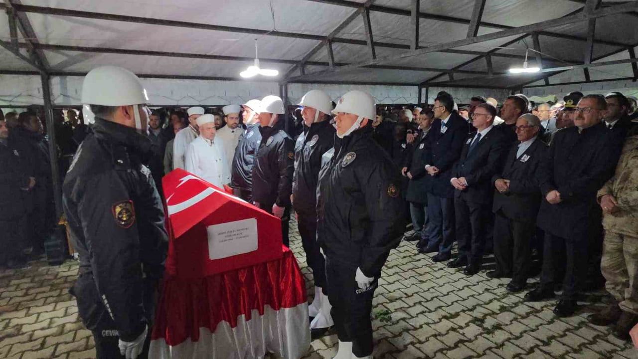 Çorlu'da şehit olan Vanlı polis memuru Emrah Koç, memleketinde defnedildi