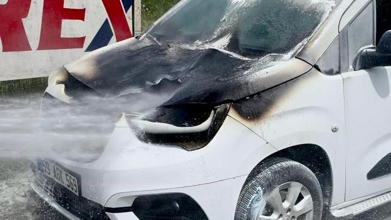 Çorlu’da seyir halindeki aracın motoru alev aldı; Turex Turizm personeli müdahale etti