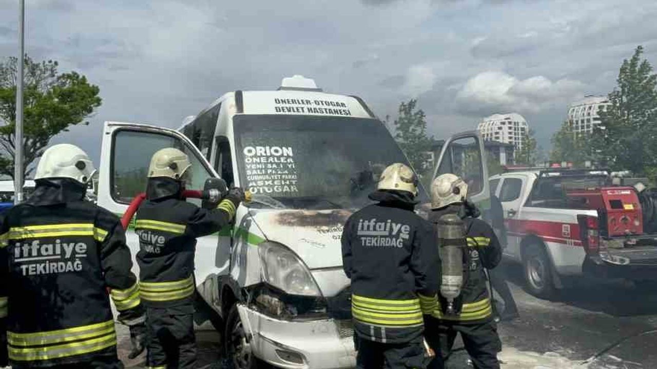 Çorlu’da seyir halindeki yolcu minibüsünün ön kısmında yangın çıktı, söndürüldü
