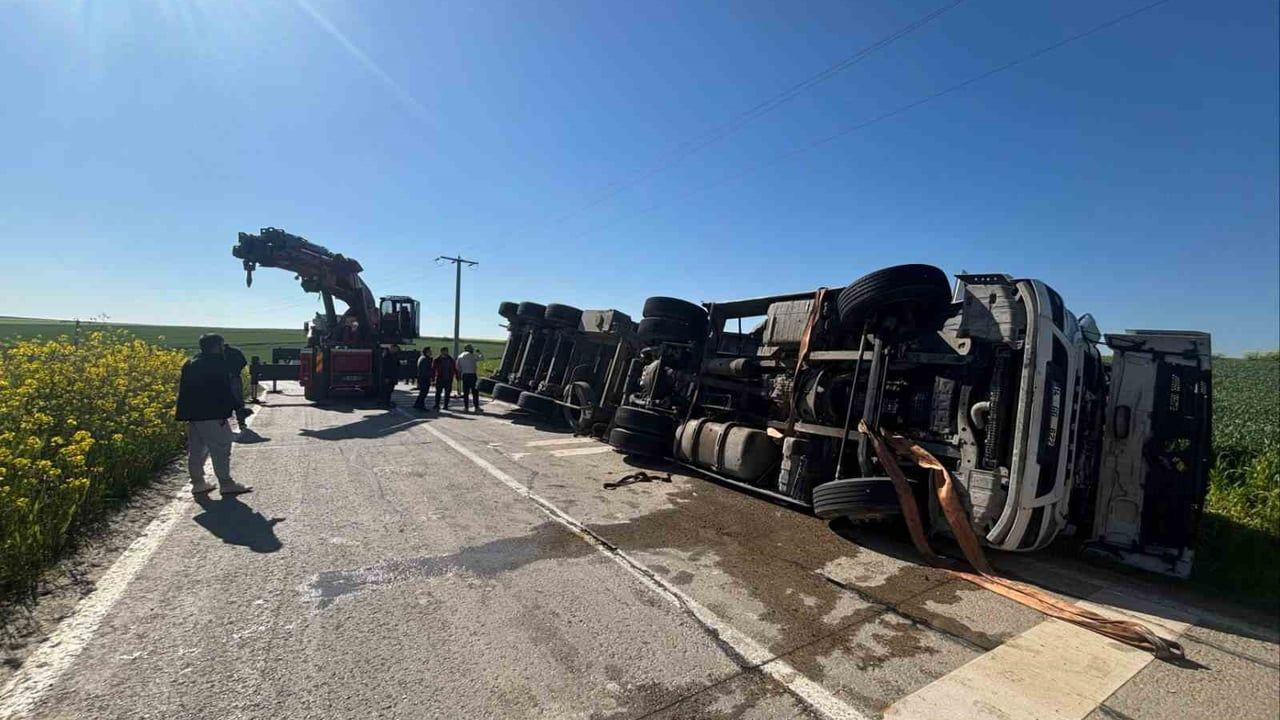 Çorlu'da tır devrildi: sürücü Ş.D. yaralandı, alkol testi 1,39 promil