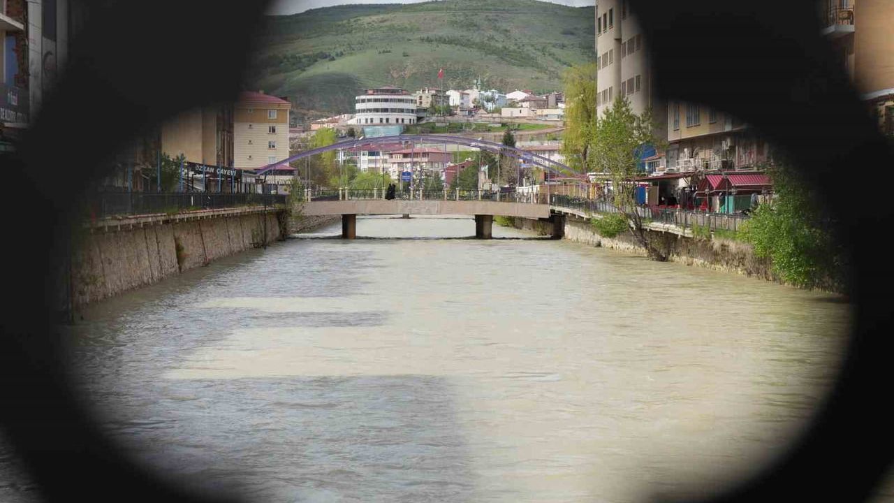 Çoruh Nehri'nin su seviyesi bahar yağışları ve kar erimeleriyle yükseldi