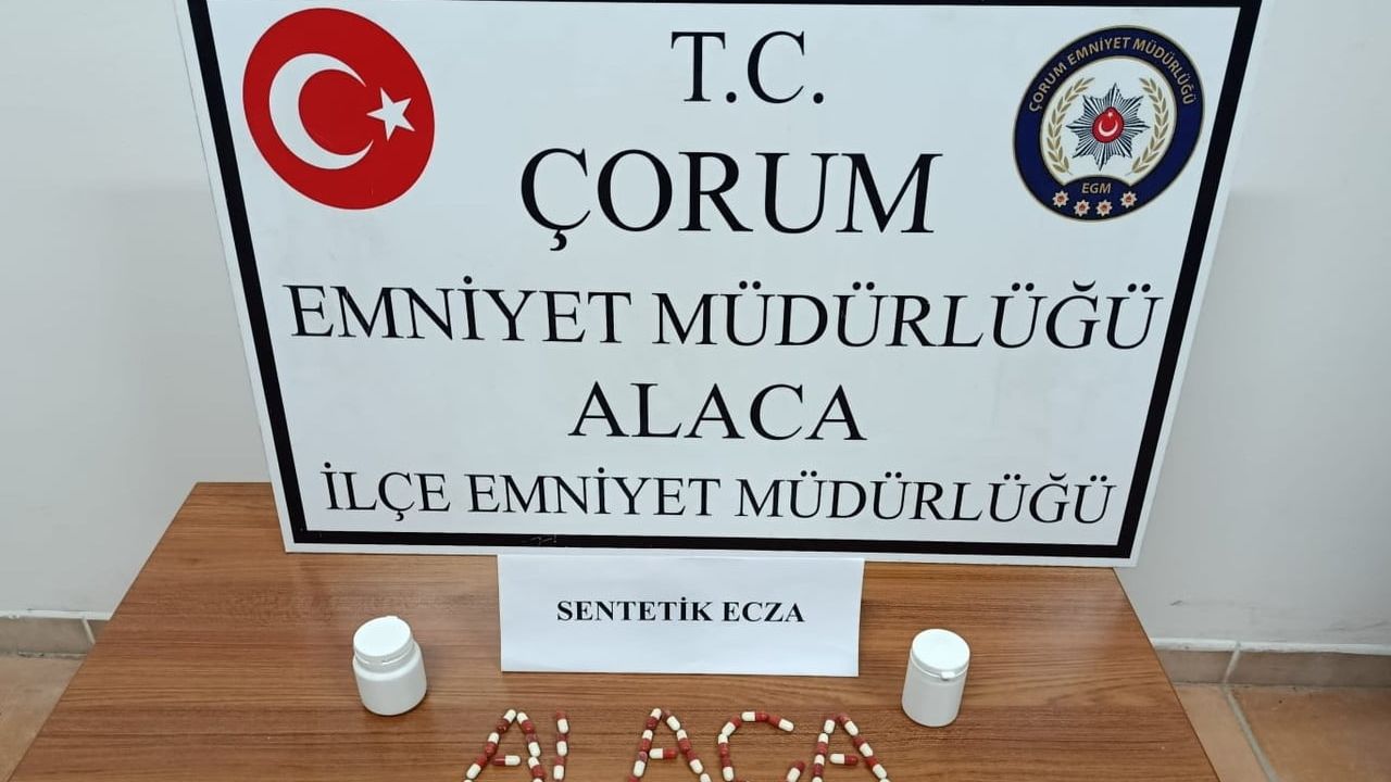Çorum Alaca'da uyuşturucu operasyonu: 3 şüpheli gözaltında, 65 sentetik ecza hapı ele geçirildi