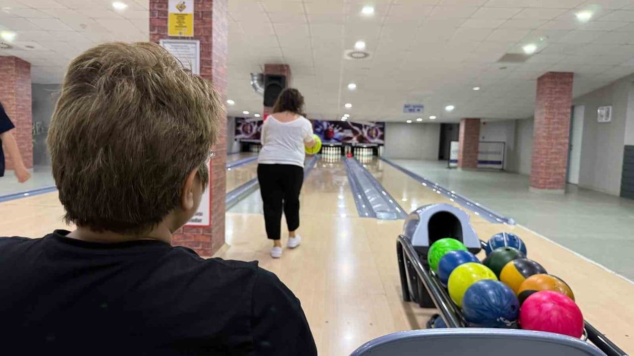 Çorum Belediyesi Anneler Günü'ne Özel Bowling Etkinliği Düzenledi