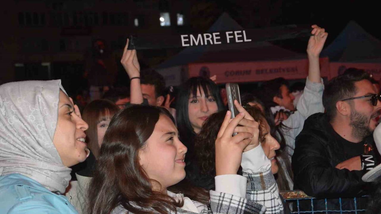 Çorum'da 19 Mayıs konseri: Emre Fel sahne aldı, binlerce kişi müzikle buluştu