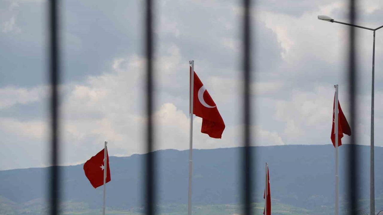 Çorum'da Gençlik Haftası: Öğrenciler 50 Metrelik Türk Bayrağıyla Şehitliğe Yürüdü