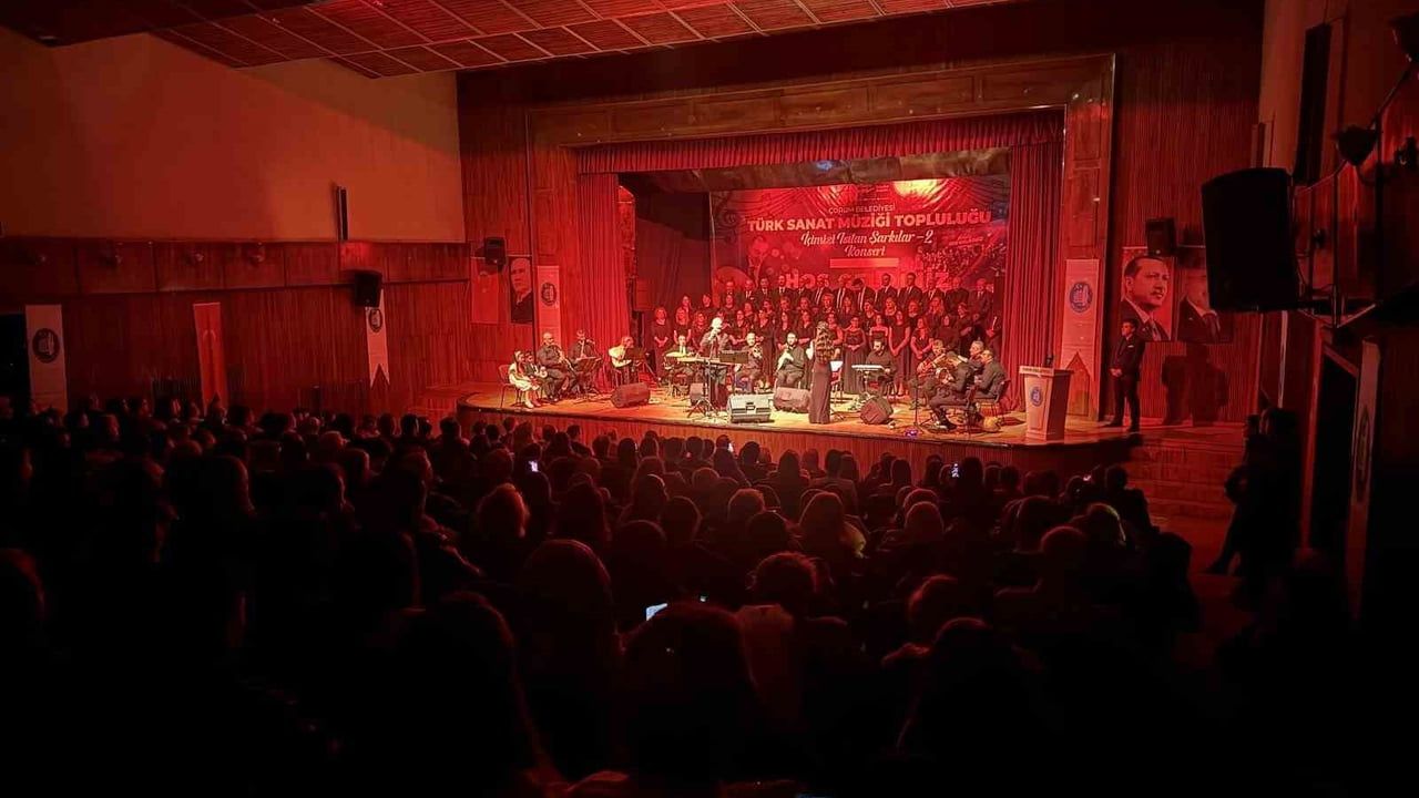 Çorum'da 'İçimizi Isıtan Şarkılar' konseri yoğun ilgi gördü
