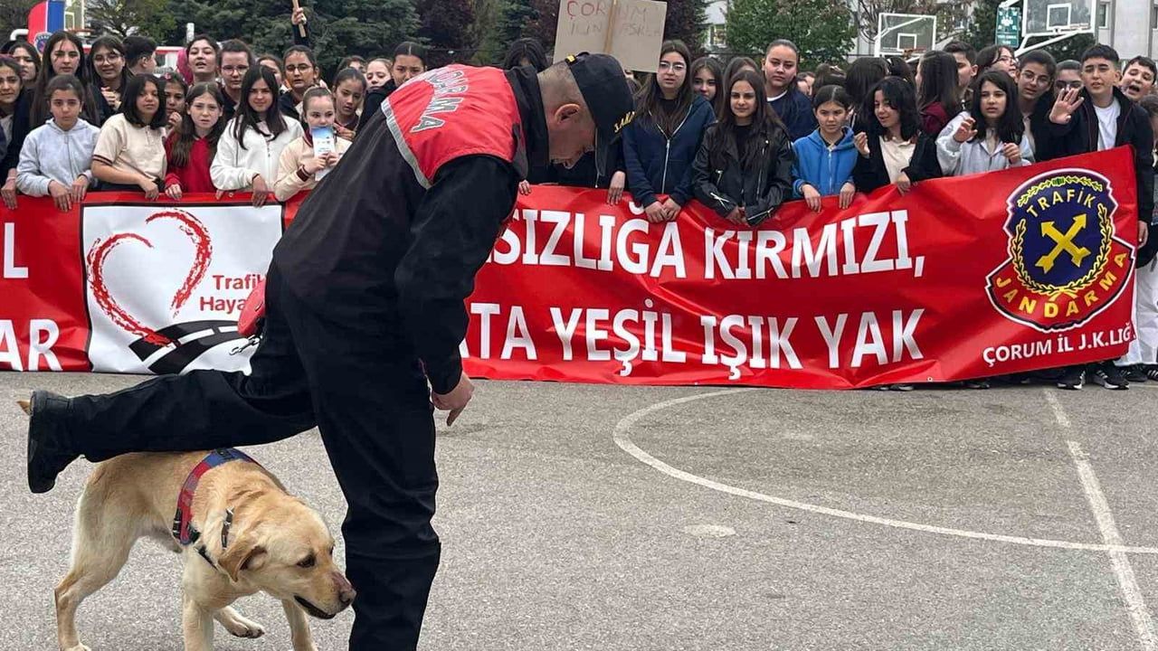Çorum'da Karayolu Trafik Haftası: 23 Nisan Ortaokulu'nda öğrencilere trafik bilinci kazandırıldı