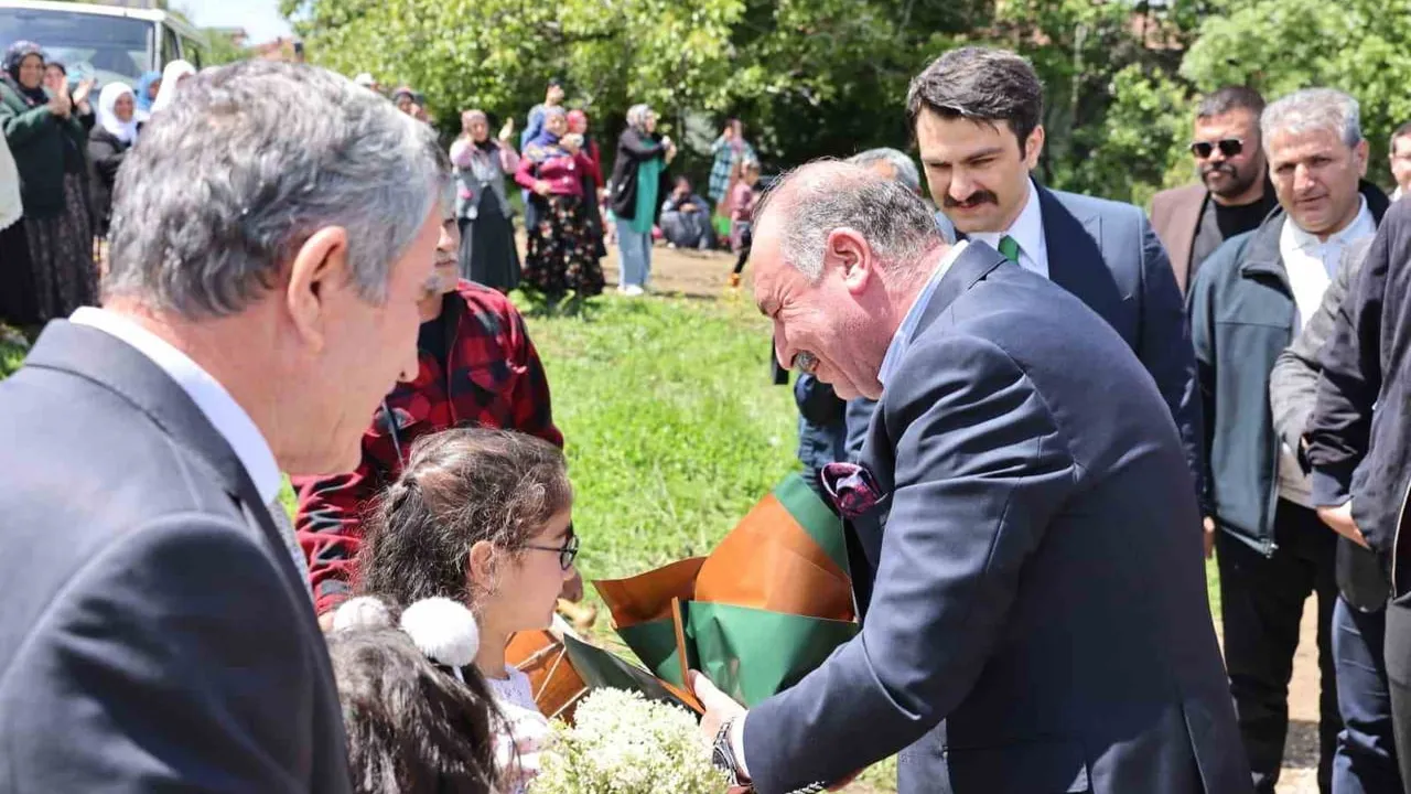 Çorum'da Kıbrıs Gazisi'nin Davetiyle Vali ve Belediye Başkanı Köyde Halaya Katıldı