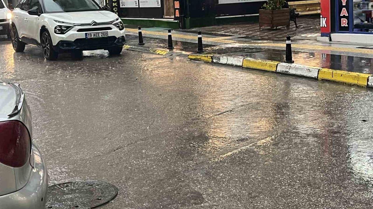 Çorum'da Kuvvetli Sağanak Kent Merkezinde Hayatı Olumsuz Etkiledi