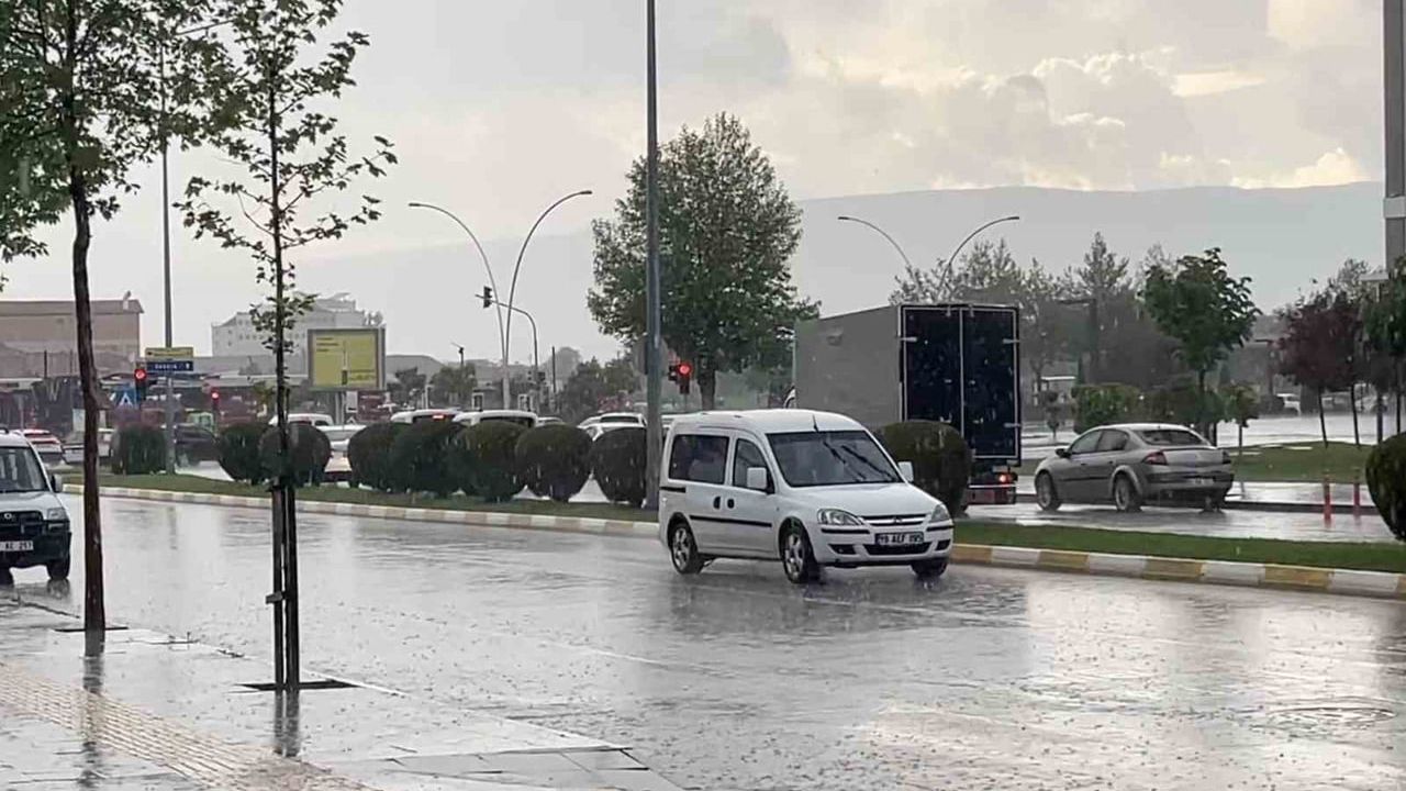 Çorum'da öğlen başlayan sağanak: Meteoroloji uyarısı ve tedbir çağrısı
