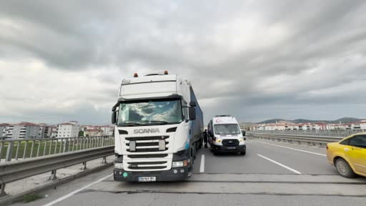 Çorum'da tır ile otomobil çarpıştı: Sürücü hastaneye kaldırıldı