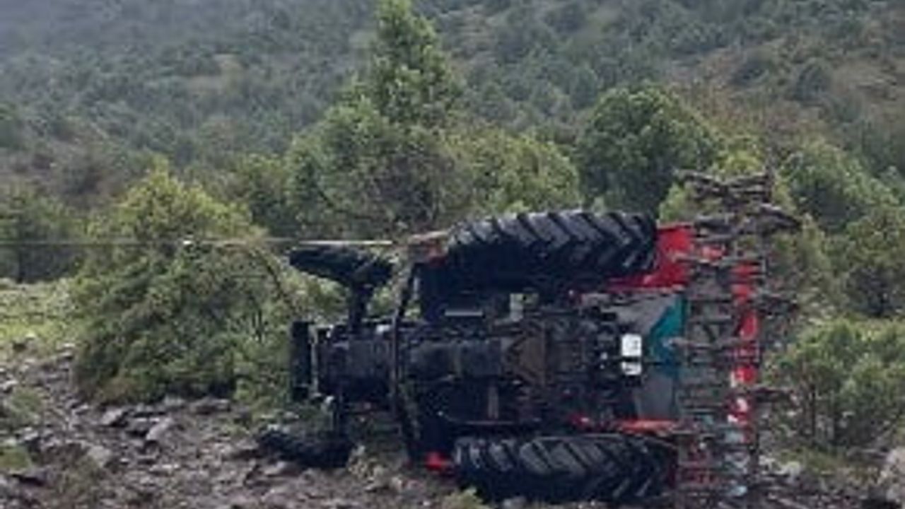 Çorum Kargı Akkaya'da traktör şarampole devrildi: 1 kişi yaralandı